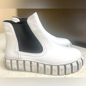 Gelato smooth white leather boots stationed on platform heels. Size 37 (6.5)